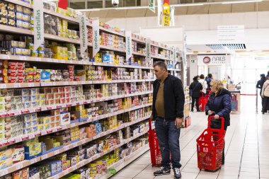 Madrid, İspanya - 26 Mart, 2018: büyük gıda süpermarket Auchan müşteriler ve ürünler ve personel ile. 