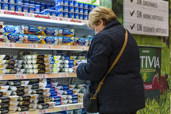 Madrid Espagne Mars 2018 Grand Supermarché Alimentaire Auchan Avec Clients — Photo