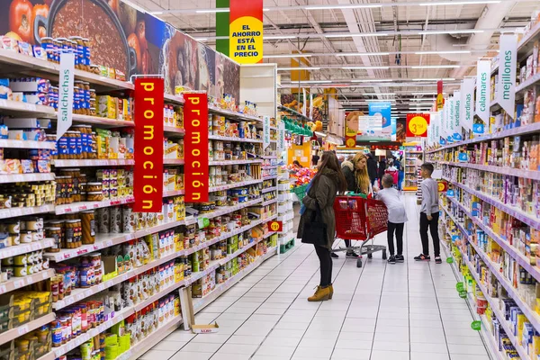 Μαδρίτη Ισπανία Μαρτίου 2018 Μεγάλη Τροφίμων Σούπερ Μάρκετ Auchan Προϊόντα — Φωτογραφία Αρχείου