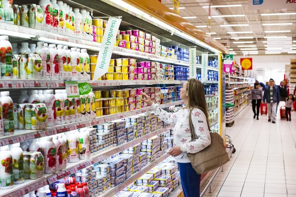 Madrid Spanyolország 2018 Március Nagy Élelmiszer Szupermarket Auchan Vásárlók Termékek — Stock Fotó