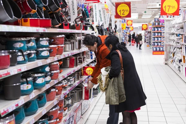 Madrid Espagne Mars 2018 Grand Supermarché Alimentaire Auchan Avec Clients — Photo