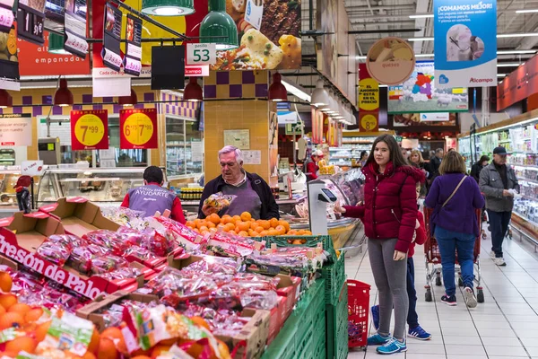 Madrid Espagne Mars 2018 Grand Supermarché Alimentaire Auchan Avec Clients — Photo