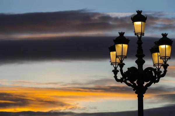 Lanternas Iluminadas Contra Pano Fundo Pôr Sol Nas Ruas Madrid — Fotografia de Stock