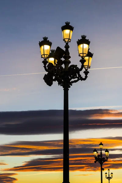 Lanternas Iluminadas Contra Pano Fundo Pôr Sol Nas Ruas Madrid — Fotografia de Stock