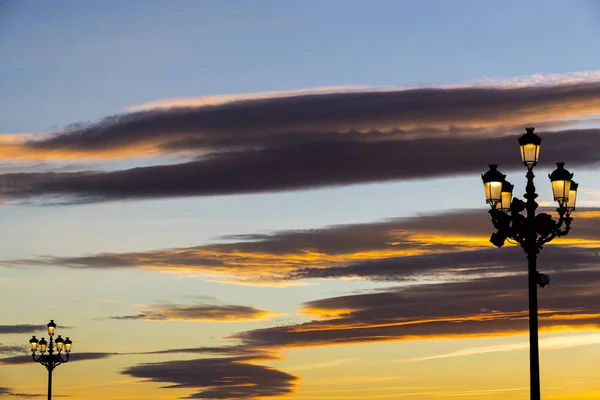 Lanternas Iluminadas Contra Pano Fundo Pôr Sol Nas Ruas Madrid — Fotografia de Stock