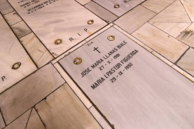 Madrid, İspanya, 30 Mart, 2018: Gotik tarzı turistik içinde crypt Almudena Katedrali, iç.