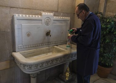 Madrid, İspanya, 30 Mart, 2018: Gotik tarzı turistik içinde crypt Almudena Katedrali, iç.