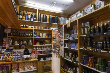 Madrid, İspanya - 28 Mart, 2018: San Miguel müşterilerine hizmet pazarının akşam.