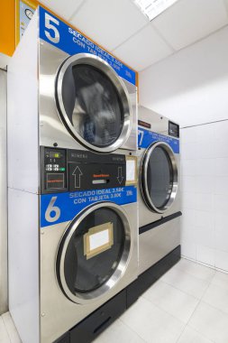 Madrid, İspanya - 27 Mart, 2018: bir sokakta Madrid şehir için mashinam ile ortak Çamaşırhane.