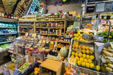 Madrid, İspanya - 27 Mart, 2018: meyve sebze dükkanı Madrid şehir sokak.