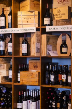 Madrid, İspanya - 26 Mart, 2018: San Miguel sayaçları popüler İspanyol yemeği ile turistik şehir pazarının 's.