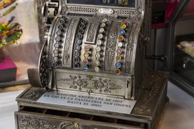 Madrid, İspanya - 26 Mart, 2018: San Miguel sayaçları popüler İspanyol yemeği ile turistik şehir pazarının 's.