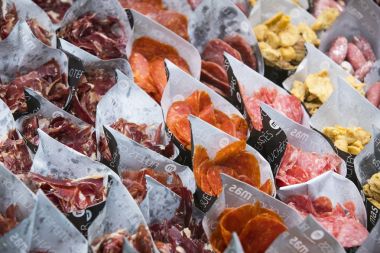 Madrid, İspanya - 26 Mart, 2018: San Miguel sayaçları popüler İspanyol yemeği ile turistik şehir pazarının 's.