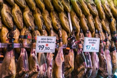 Madrid, İspanya - 26 Mart, 2018: San Miguel sayaçları popüler İspanyol yemeği ile turistik şehir pazarının 's.