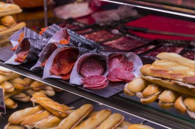 Madrid, İspanya - 26 Mart, 2018: San Miguel sayaçları popüler İspanyol yemeği ile turistik şehir pazarının 's.