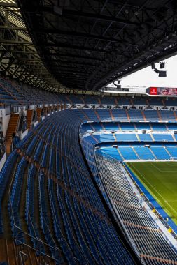 MADRID, İspanya - 25 Mart 2018: Real Madrid Futbol Kulübü Kraliyet Stadyumu Tribünleri .
