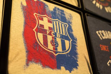Barcelona, İspanya - 12 Ocak 2018: Hediyelik eşya ve gereçlerinin takım hayranları ve stadyum ziyaretçiler için resmi mağaza Fc Barcelona, giyim ve ayakkabı ekibi. 