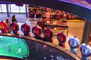 Barcelona, İspanya - 12 Ocak 2018: Hediyelik eşya ve gereçlerinin takım hayranları ve stadyum ziyaretçiler için resmi mağaza Fc Barcelona, giyim ve ayakkabı ekibi. 