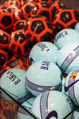 Barcelona, İspanya - 12 Ocak 2018: Hediyelik eşya ve gereçlerinin takım hayranları ve stadyum ziyaretçiler için resmi mağaza Fc Barcelona, giyim ve ayakkabı ekibi. 