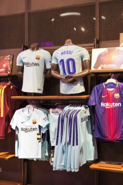 Barcelona, İspanya - 12 Ocak 2018: Hediyelik eşya ve gereçlerinin takım hayranları ve stadyum ziyaretçiler için resmi mağaza Fc Barcelona, giyim ve ayakkabı ekibi. 