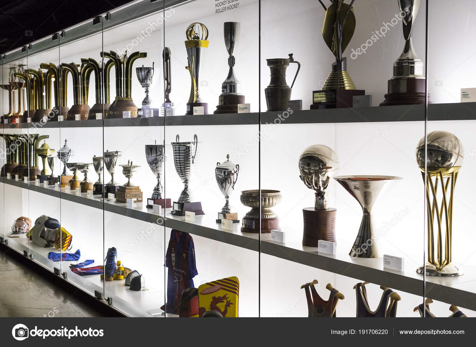 巴塞罗那西班牙2018年1月12日杯子的战利品的博物馆和奖的队巴塞罗那在阵营诺坎普—— 库存社论照片© Lester120 #191706220