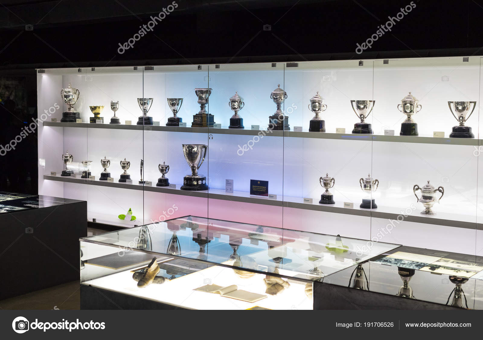 巴塞罗那西班牙2018年1月12日杯子的战利品的博物馆和奖的队巴塞罗那在阵营诺坎普—— 库存社论照片© Lester120 #191706526