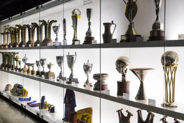 Barcelona, İspanya - 12 Ocak 2018: bardak kupa ve Ödülleri takımı Fc Barselona'nın müze Camp Nou,. 