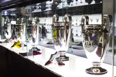 Barcelona, İspanya - 12 Ocak 2018: bardak kupa ve Ödülleri takımı Fc Barselona'nın müze Camp Nou,. 