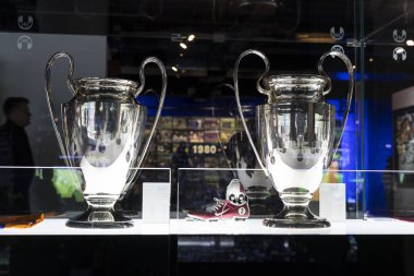 Barcelona, İspanya - 12 Ocak 2018: bardak kupa ve Ödülleri takımı Fc Barselona'nın müze Camp Nou,. 