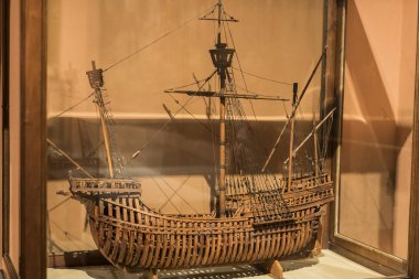 Madrid, İspanya - 28 Mart, 2018: Denizcilik Müzesi Madrid tarihinin İspanyol Donanması gemi modelleri tarihi eser .