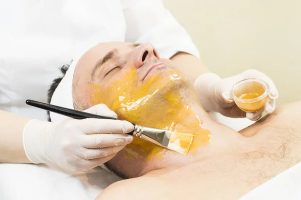 Man Het Masker Cosmetische Procedure Spa Salon — Stockfoto