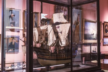 Madrid, İspanya - 28 Mart, 2018: Denizcilik Müzesi Madrid tarihinin İspanyol Donanması gemi modelleri tarihi eser 