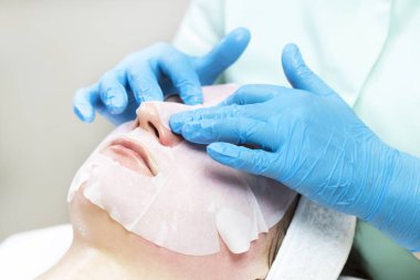 Masaj ve yüz kabukları kozmetik kullanma salon 