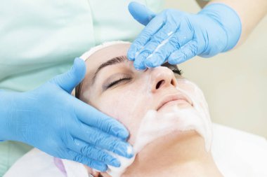Masaj ve yüz kabukları kozmetik kullanma salon 