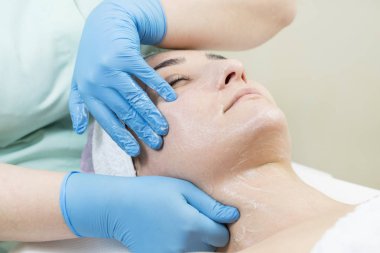 Masaj ve yüz kabukları kozmetik kullanma salon 