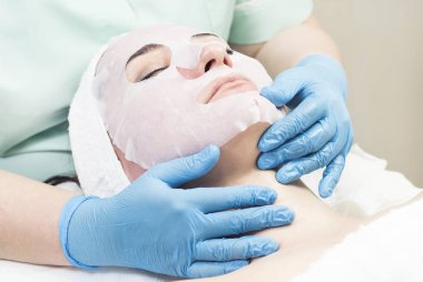 Masaj ve yüz kabukları kozmetik kullanma salon 