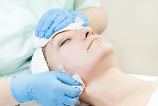 Massaggio Peeling Facciale Salone Con Prodotti Cosmetici — Foto Stock