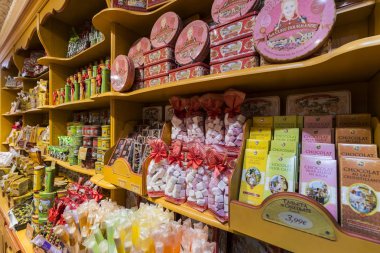 Madrid, İspanya - 29 Mart, 2018: ünlü Fransız fırın depolamak La Cure Gourmande Madrid merkezi.