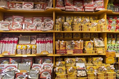 Madrid, İspanya - 29 Mart, 2018: ünlü Fransız fırın depolamak La Cure Gourmande Madrid merkezi.