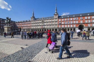 Madrid, İspanya - 29 Mart, 2018: şehrin en popüler Meydanı ziyaret turist ve Madrid Plaza Mayor konukları tarafından
