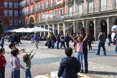 Madrid, İspanya - 28 Mart, 2018: şehrin en popüler Meydanı ziyaret turist ve Madrid Plaza Mayor konukları tarafından