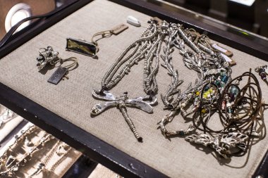 Madrid, İspanya - 28 Mart, 2018: takı ve kostüm takı Unode50 Sermaye merkez meydanında İspanyol firmasının mağaza.