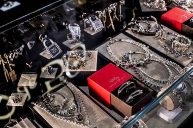 Madrid, İspanya - 28 Mart, 2018: takı ve kostüm takı Unode50 Sermaye merkez meydanında İspanyol firmasının mağaza.