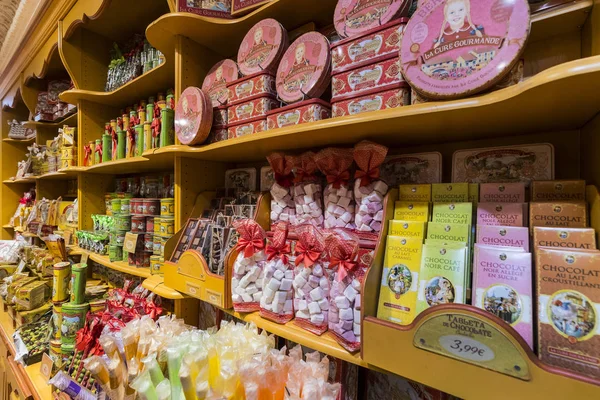 Madrid, İspanya - 29 Mart, 2018: ünlü Fransız fırın depolamak La Cure Gourmande Madrid merkezi.