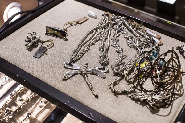 Madrid, İspanya - 28 Mart, 2018: takı ve kostüm takı Unode50 Sermaye merkez meydanında İspanyol firmasının mağaza.