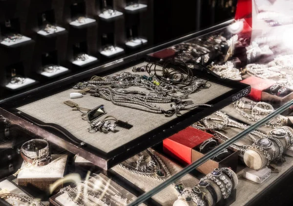 Madrid, İspanya - 28 Mart, 2018: takı ve kostüm takı Unode50 Sermaye merkez meydanında İspanyol firmasının mağaza.