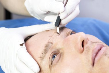 Microblading kaşlar akışında bir Güzellik Salonu
