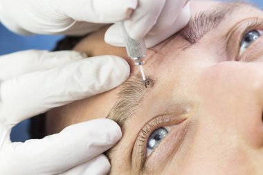 Microblading kaşlar akışında bir Güzellik Salonu