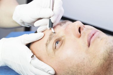 Microblading kaşlar akışında bir Güzellik Salonu
