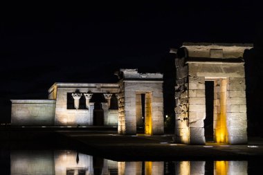 Antik Mısır Tapınağı Tapınağı Debod manzaraya gece Madrid